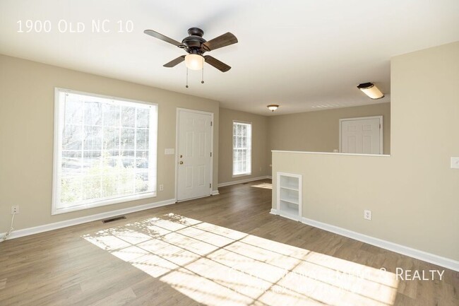 Building Photo - Cute Duplex unit on Old NC10 in Hillsborough