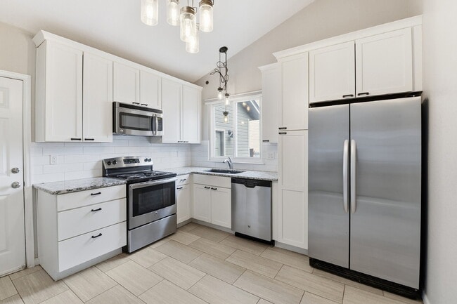 Building Photo - $2,540.95 - 4 Bed, 2 Bath Home in Aurora with Central AC, and In Unit Laundry!