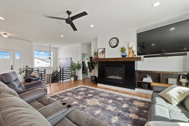 Building Photo - Beautiful Heights Home!