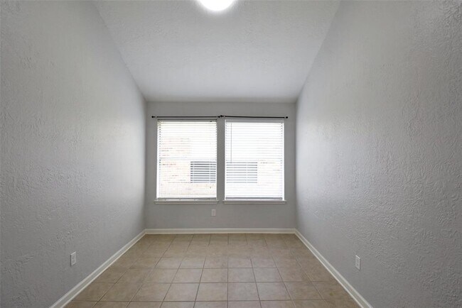Building Photo - 2910 Walnut Springs Dr