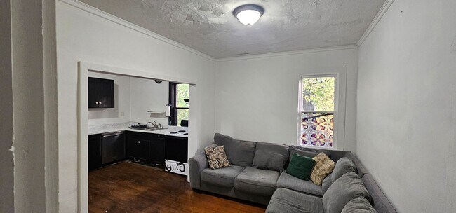 Building Photo - 882 Locust Dr