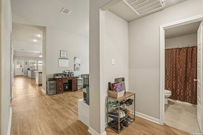 Building Photo - 633 Oleander Crk