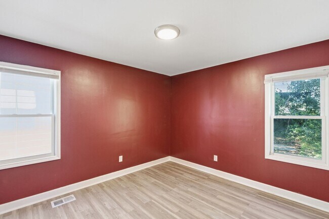 Building Photo - Holiday Special Reduce Rent