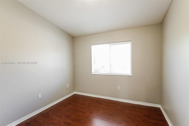 Building Photo - 925 NE 34th Ave
