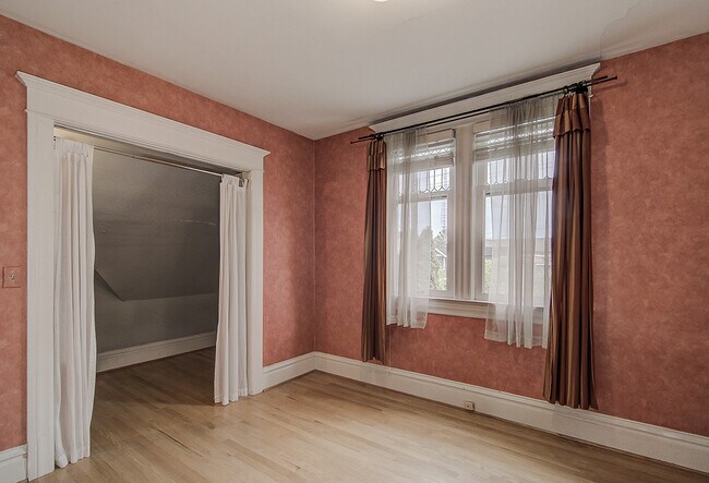 Building Photo - Great Queen Anne house located on the top of the hill 3bd 1.5 bath