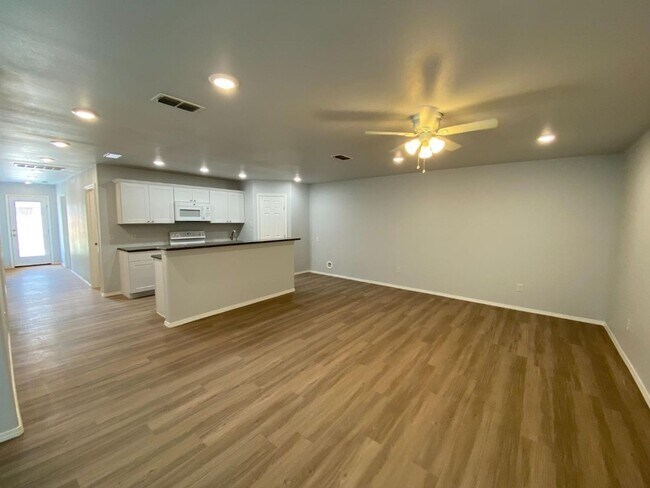 Building Photo - New 3/2/2 Duplex in Northwest Lubbock
