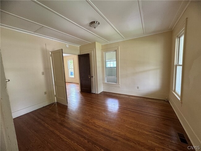 Building Photo - 1714 Valley Dr