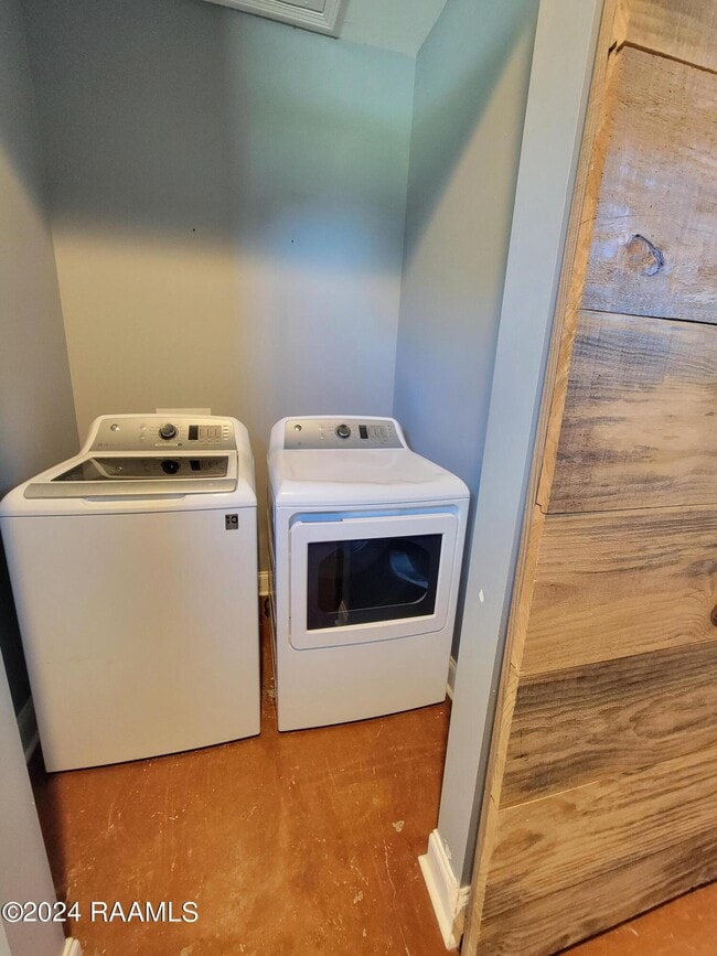 Building Photo - 917 W Broussard Rd