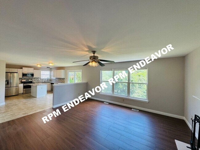 Building Photo - Spacious 4 bedroom, 2.5 bath home availabl...
