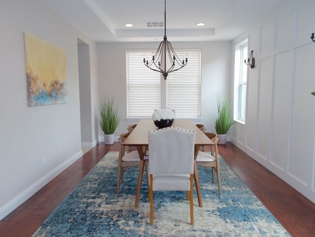 Building Photo - Spacious 4 Bed / 5 Bath Two-Story Home wit...