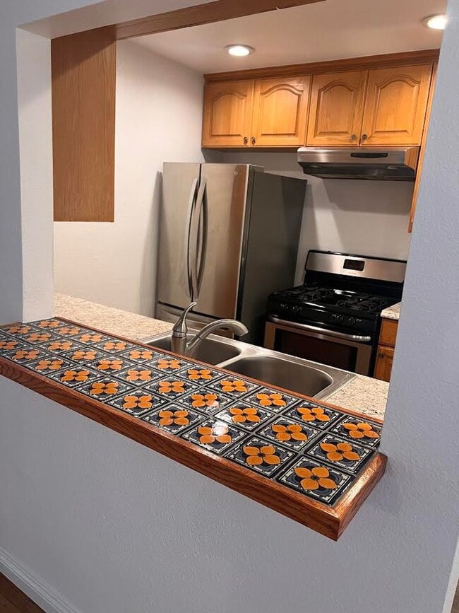 Building Photo - Renovated 2 Bedroom/ 1 Bathroom Condo Available in Culver City $2,600! *MOVE-IN SPECIAL*