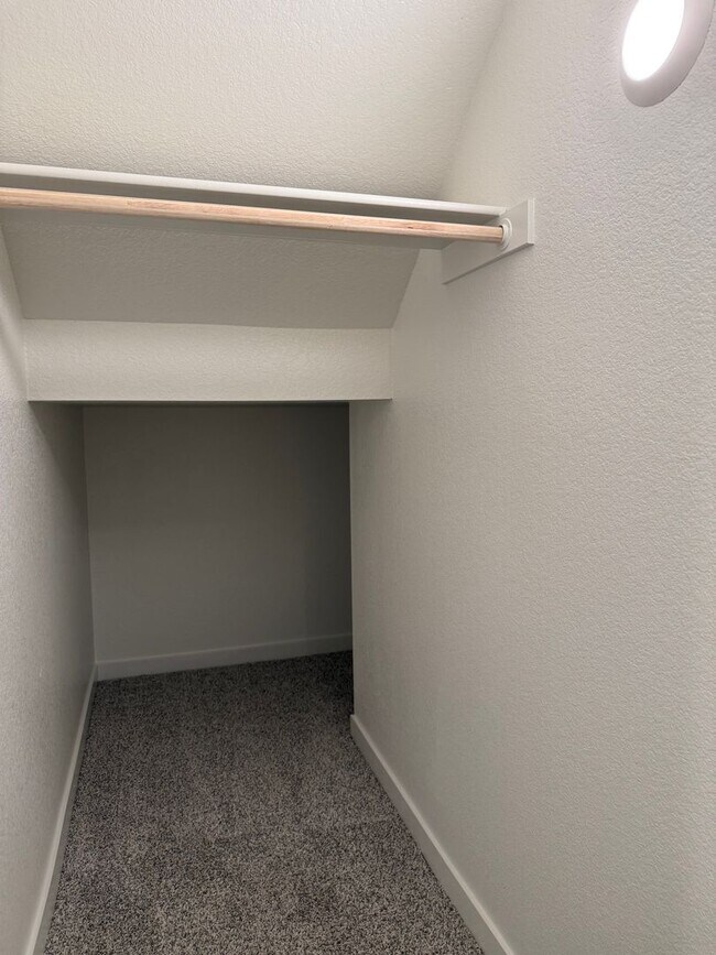 Building Photo - Beautiful 5 bed 3 bath located in West Ros...