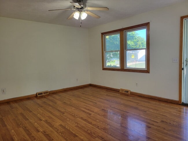 Building Photo - Your Dream Home Awaits: Spacious 4 Bed/2 B...