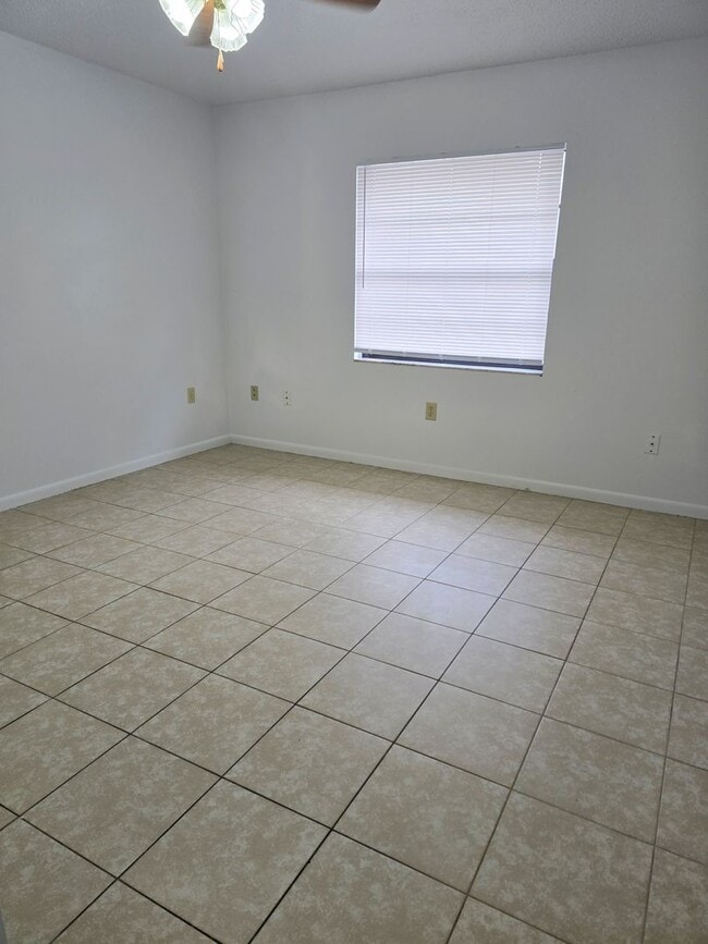 Building Photo - Amazing 2/1 Near Downtown Inverness!!!