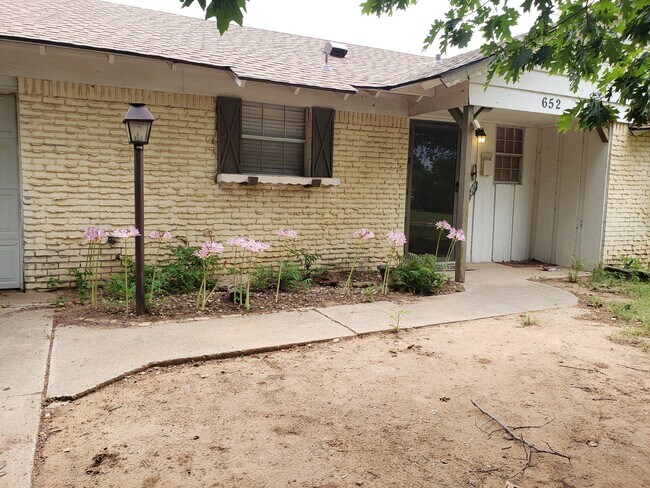 Building Photo - 652 Lotus Ave