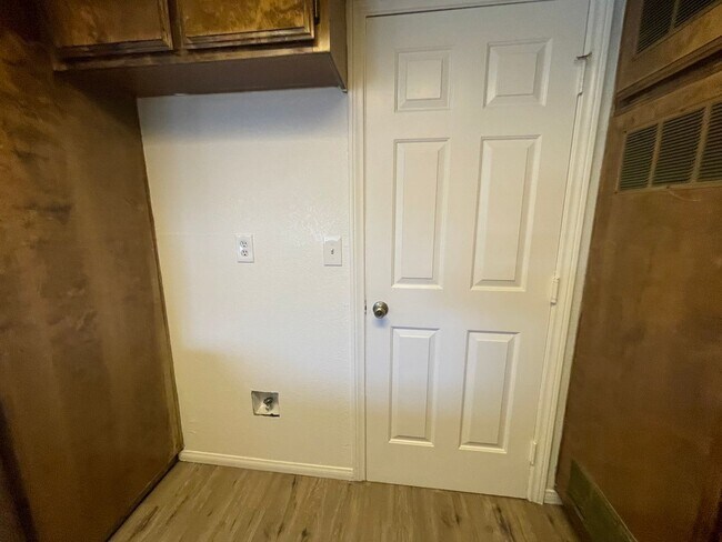 Building Photo - 0484