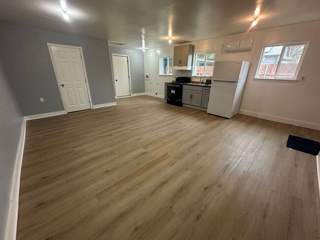 Building Photo - 301 Ainsley Ave