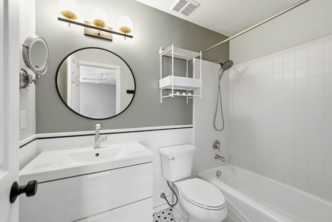 Building Photo - 574 Pugsley St