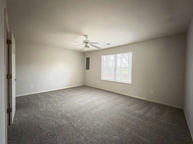 Building Photo - 2563-2563 E Morris Dr