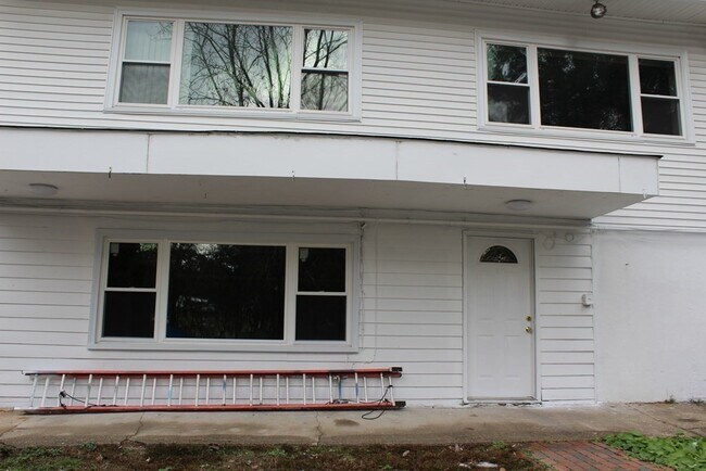 Building Photo - 90 Mendon St