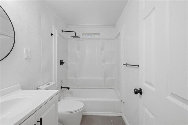 Building Photo - 610 N College Dr