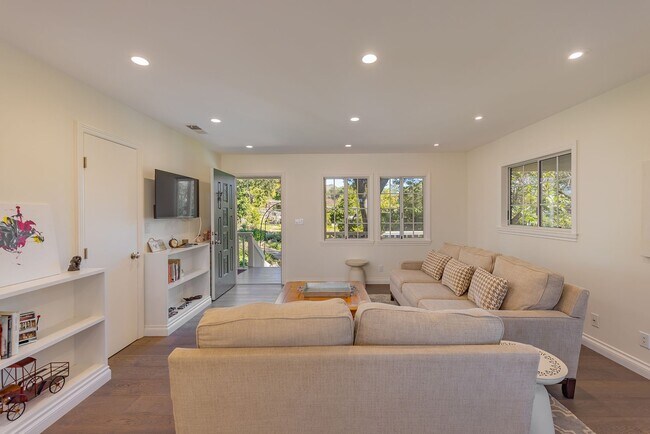 Building Photo - East End Hideaway