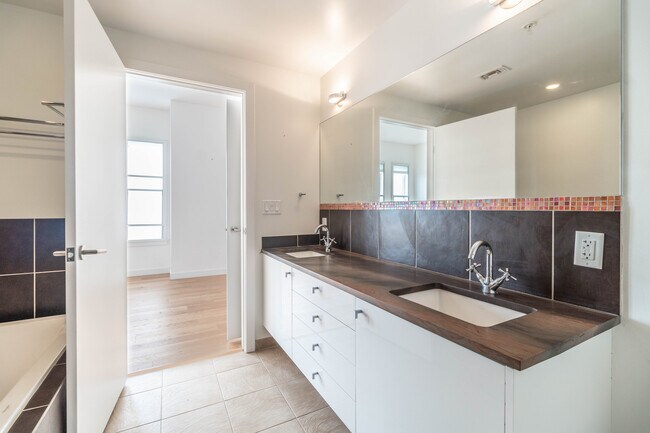 Master Bath - 410 Acoma St