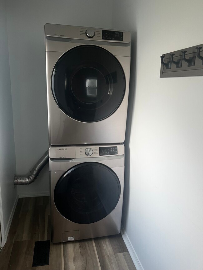 Building Photo - 313 Victoria Ave