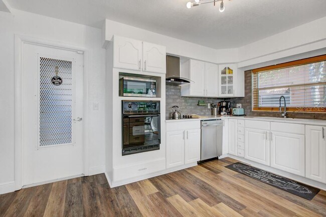 Building Photo - 2121 Greenbriar Blvd