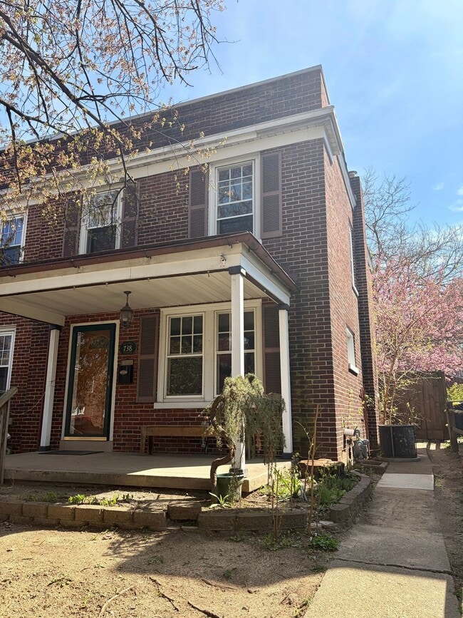 Building Photo - 738 E Madison St