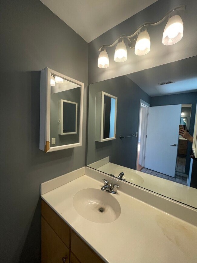 Building Photo - 1 bedroom condo conveniently located in up...