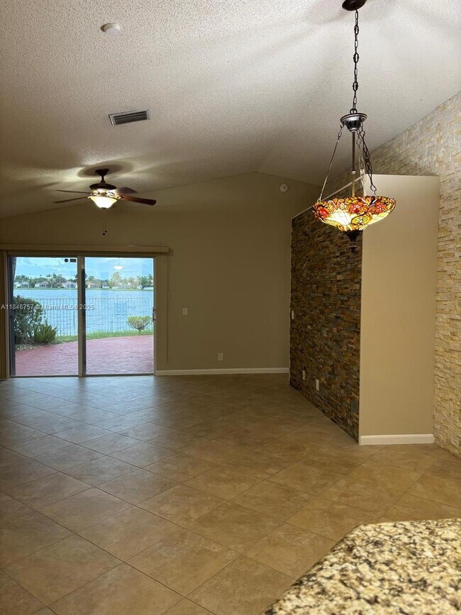 Building Photo - 1463 Presidio Dr
