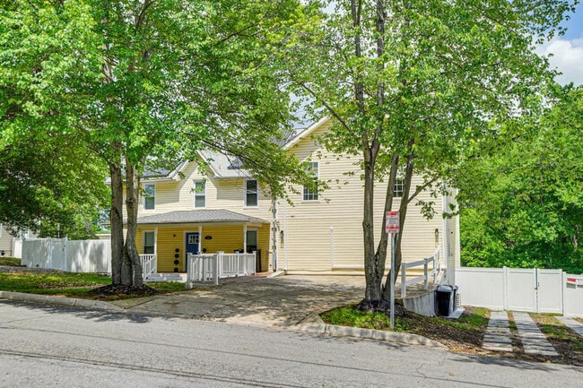 Building Photo - 6604 Oak St