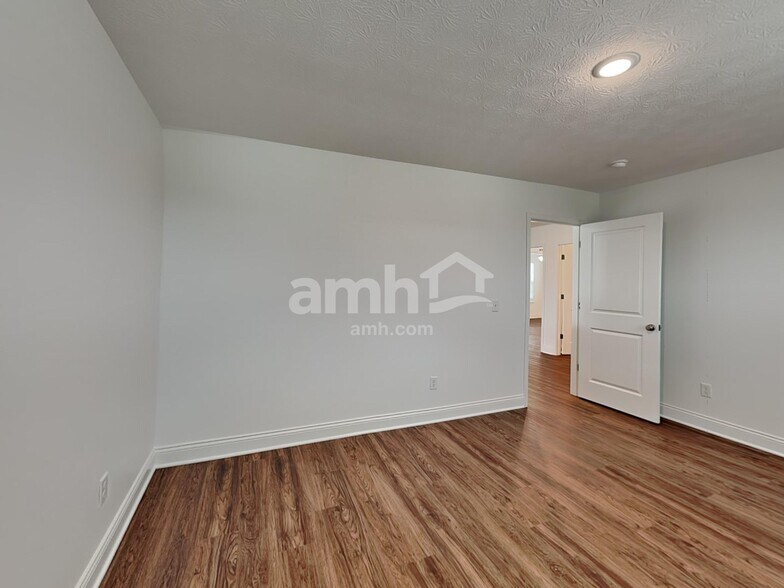 Building Photo - 933 Castor Dr