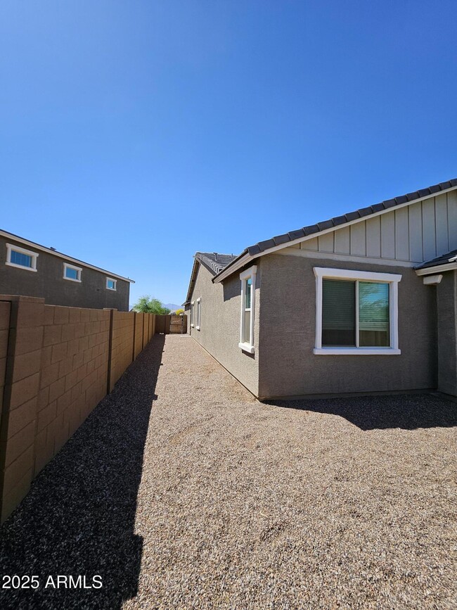 Building Photo - 10756 W Hadley St