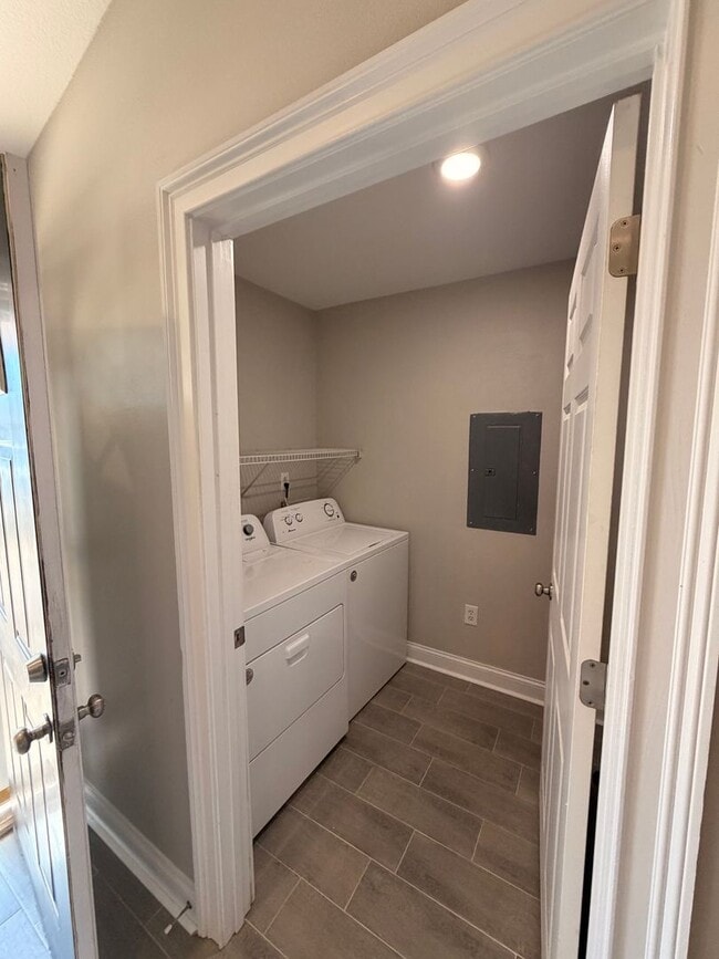 Building Photo - Newly Renovated!