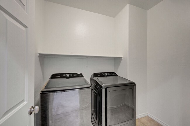 Building Photo - Stunning 4 Bedroom with Mountain Views!