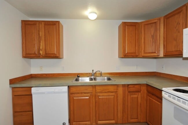 Building Photo - Basement 2 bed 1 bath unit