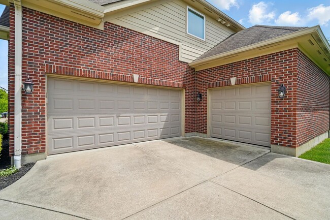 Building Photo - Five Bedroom House in Deerfield Township!