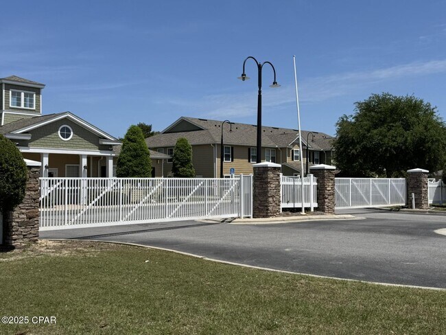 Building Photo - 1001 Lighthouse Rd