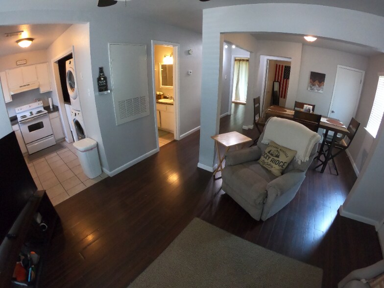 Building Photo - 404 Manuel Dr