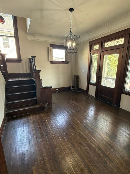 Building Photo - 907 Main St