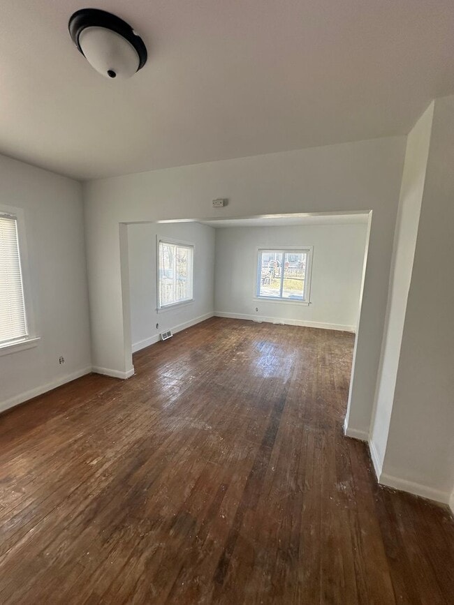 Building Photo - 2 bed 1 bath update home with original hardwood