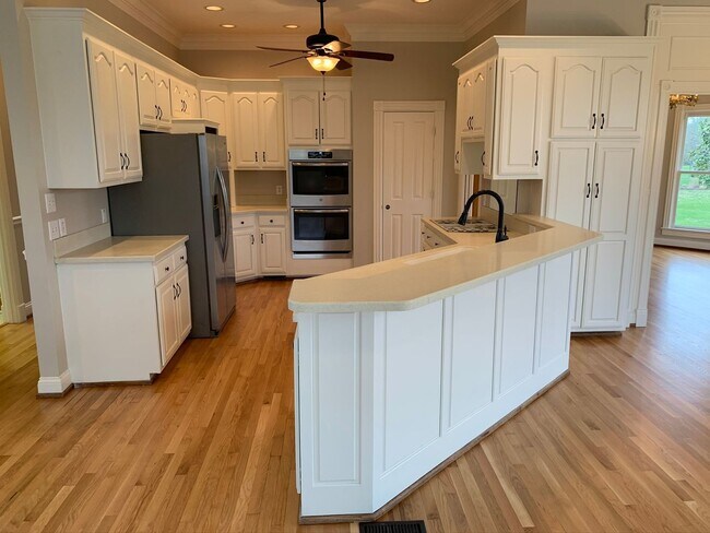 Building Photo - 5000 Square Feet on 7 Acres in Heart of Franklin