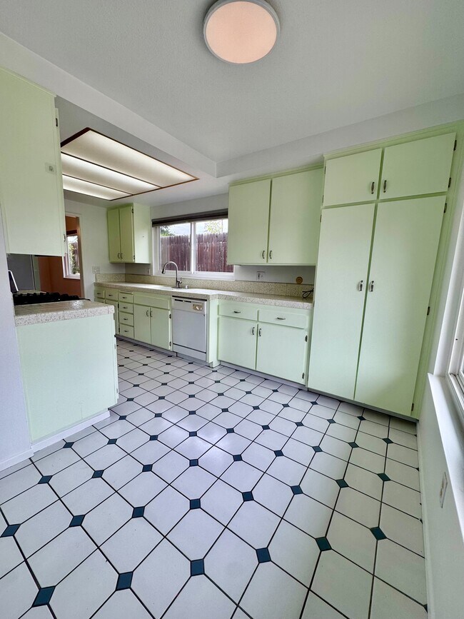 Building Photo - 2027 Fuerte Ln