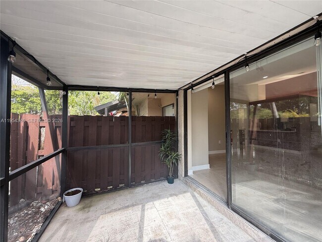 Building Photo - 2550 N Nob Hill Rd