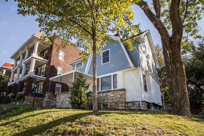 Building Photo - 3-bedroom 3-bathroom w/a loft in historic Pendleton Heights!