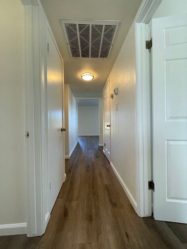 Building Photo - Centrally Located, Nicely Updated Througho...