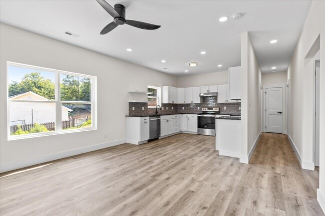 Building Photo - 3900 Lilac Ave