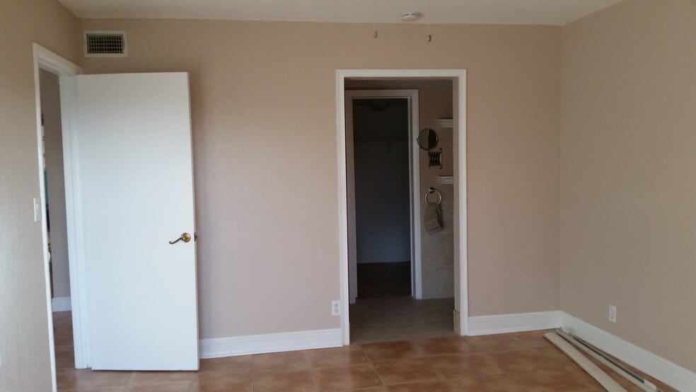 Building Photo - 430 Commodore Dr